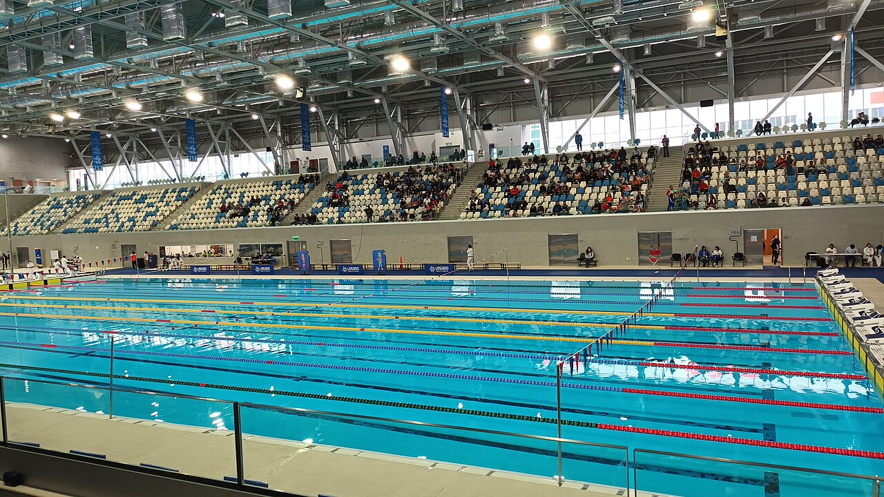 Piscina olímpica del Centro Acuático VIDENA con tribunas ocupadas durante una competencia